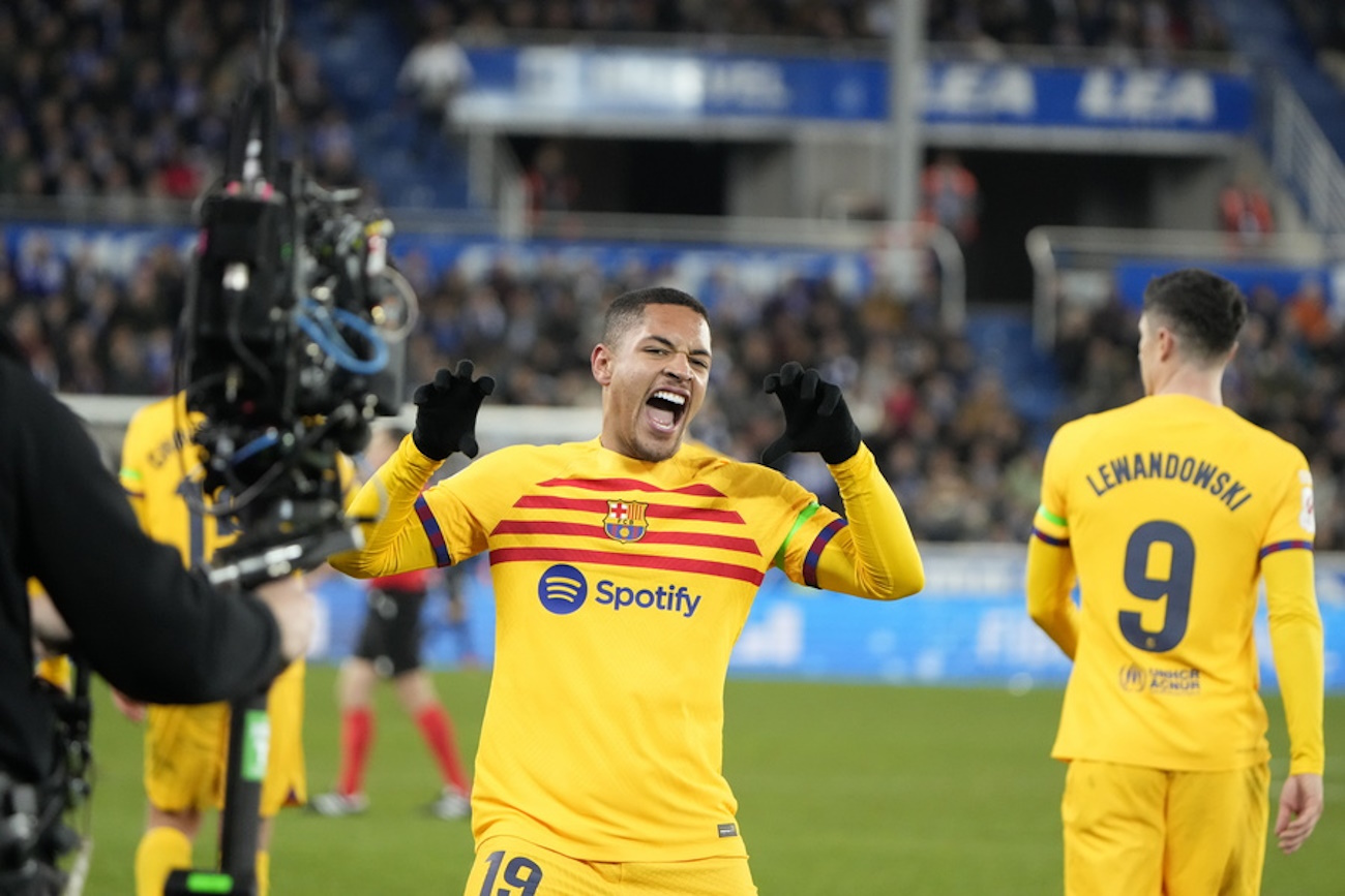epa11124433 FC Barcelona's Brazilian striker Vitor Roque celebrates after scoring during a Spanish LaLiga EA Sports soccer match between Deportivo Alaves and FC Barcelona at Mendizorrotza stadium in Vitoria, Basque Country, northern Spain, 03 February 2024.  EPA