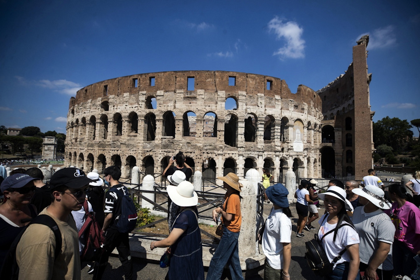 epa10802756 Tourists visit the Colosseum Archaeological Park and the Imperial Forums, in Rome, Italy, 16 August 2023.  EPA