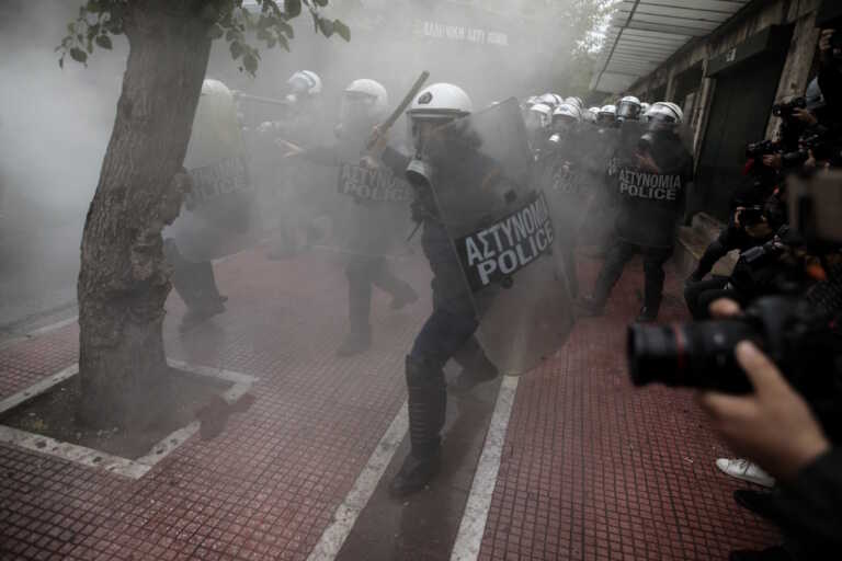 Συλλήψεις και προσαγωγές στα επεισόδια μετά την πορεία φοιτητών του ΑΠΘ – Πέτρες και δακρυγόνα