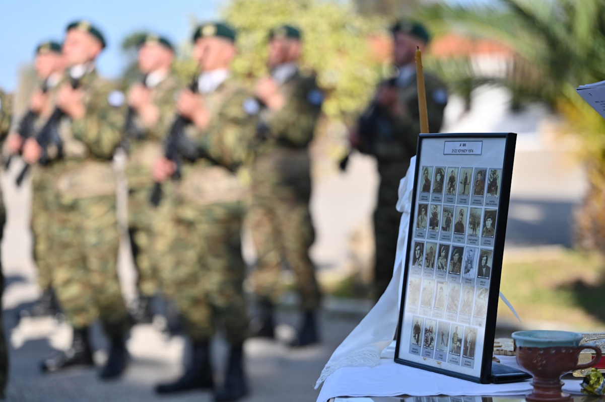 Επίσκεψη ΥΕΘΑ Νίκου Δένδια στην 1η Μοίρα Αλεξιπτωτιστών στο Μάλεμε Χανίων, όπου τελέσθηκε επιμνημόσυνη δέηση για τους πεσόντες του Noratlas στην Κύπρο το 1974. Παρασκευή 23 Φεβρουαρίου 2024   (SOCIAL MEDIA