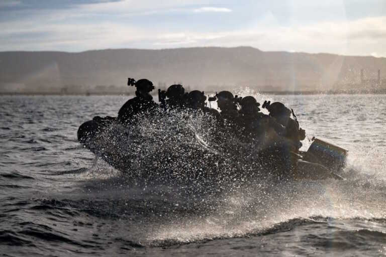 Εντυπωσιακές εικόνες από τους Έλληνες κομάντο σε άσκηση του ΝΑΤΟ στη Σικελία
