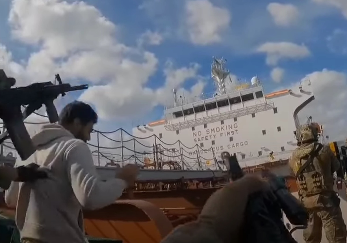 Καρέ καρέ η επιχείρηση σύλληψης του πλοιάρχου δεξαμενόπλοιου μετά την απαγωγή 3 επιθεωρητών