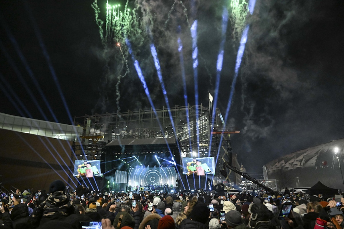 epa11051504 Finland's Eurovision singer Käärijä performs during a New Year's Eve party event in Helsinki, Finland, 01 January 2024.  EPA