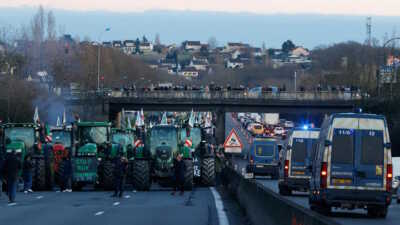 Οι Γάλλοι αγρότες σταματούν τις κινητοποιήσεις και διαλύουν τα μπλόκα μετά τα νέα μέτρα