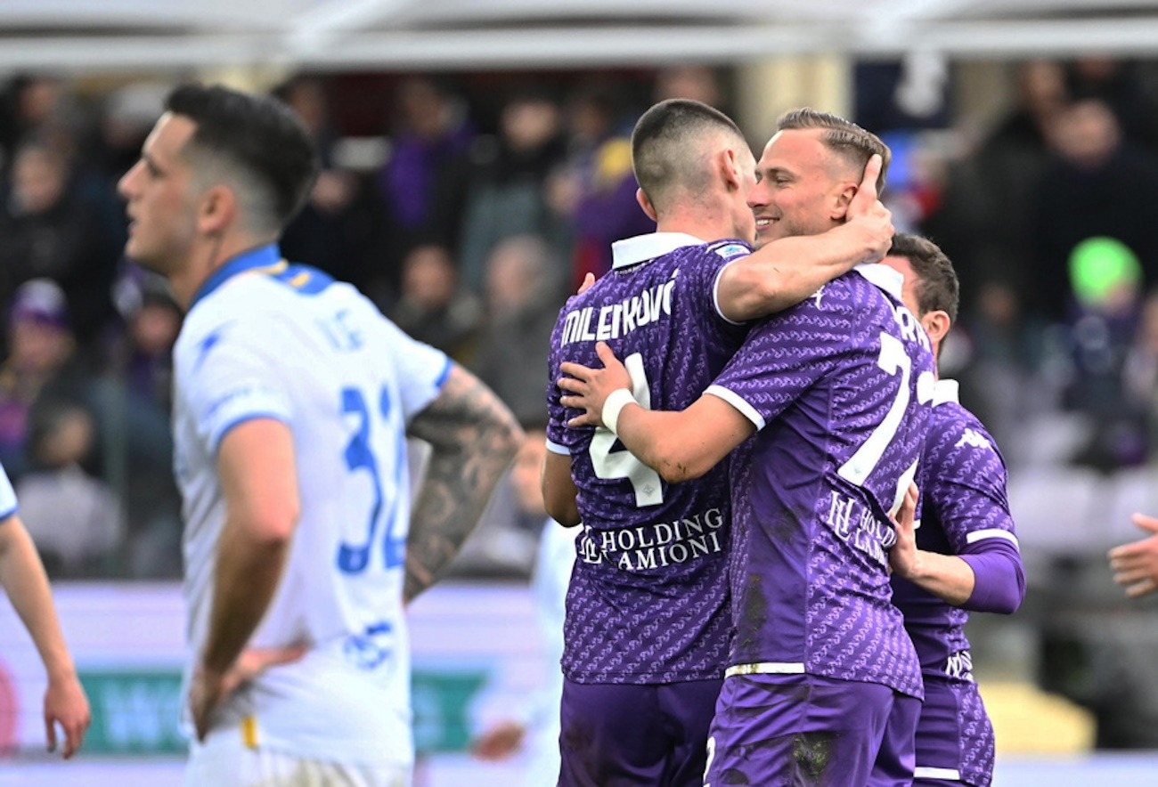 epa11144871 Fiorentina's Antonin Barak (R) celebrates with teammates after he scored the 5-1 goal during the Serie A soccer match between ACF Fiorentina vs Frosinone Calcio in Florence, Italy, 11 February 2024.  EPA
