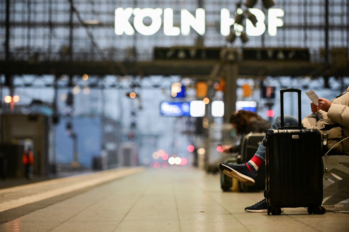 FILE PHOTO: Passengers wait for a Deutsche Bahn train during a strike by Germany's GDL train drivers' union demanding wage increases and a shorter working week, in Cologne, Germany, January 12, 2024. REUTERS