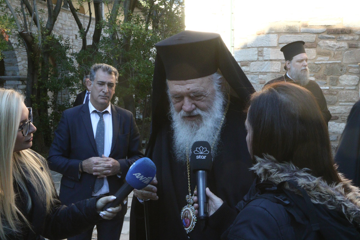 Συνεδριο στην μνημη του Μεγαλου Φωτιου Πατριάρχου Κωνσταντινουπόλεως, ο οποίος είναι και ο Προστάτης της Ιεράς Συνόδου της Εκκλησίας της Ελλάδος. π  διοργανωθηκε στο Συνεδριακο κεντρο της Ιερας Μονης Πεντελης . Πριν την εναρξη του συνεδριου  στην Ιερα Μονη Πεςντελη προηγηθηκε  Θεία Λειτουργία, στην οποία προεξηχε  ο  Μητροπολίτης Μονεμβασίας και Σπάρτης Ευστάθιος και συλλειτουργουντες  οι Μητροπολίτες Μαρωνείας και Κομοτηνής  Παντελεήμων και Κίτρους και Κατερίνης. Γεώργιος, Κεντρικη ομιλιτρια ηταν η  Κυριακούλα Παπαδημητρίου, Καθηγήτρια Καινής Διαθήκης του Τμήματος Κοινωνικής Θεολογίας και Χριστιανικού Πολιτισμού της Θεολογικής Σχολής του Αριστοτελείου Πανεπιστημίου Θεσσαλονίκης, με θέμα: «Η λάμψη του αρχαίου κόσμου υπό το Φως του Αγίου Φωτίου. Μετακένωση και μεταλειτουργία του κλασικού πολιτισμού στον χριστιανικό».ΦΩΤΟ ΧΡΗΣΤΟΣ ΜΠΟΝΗΣ