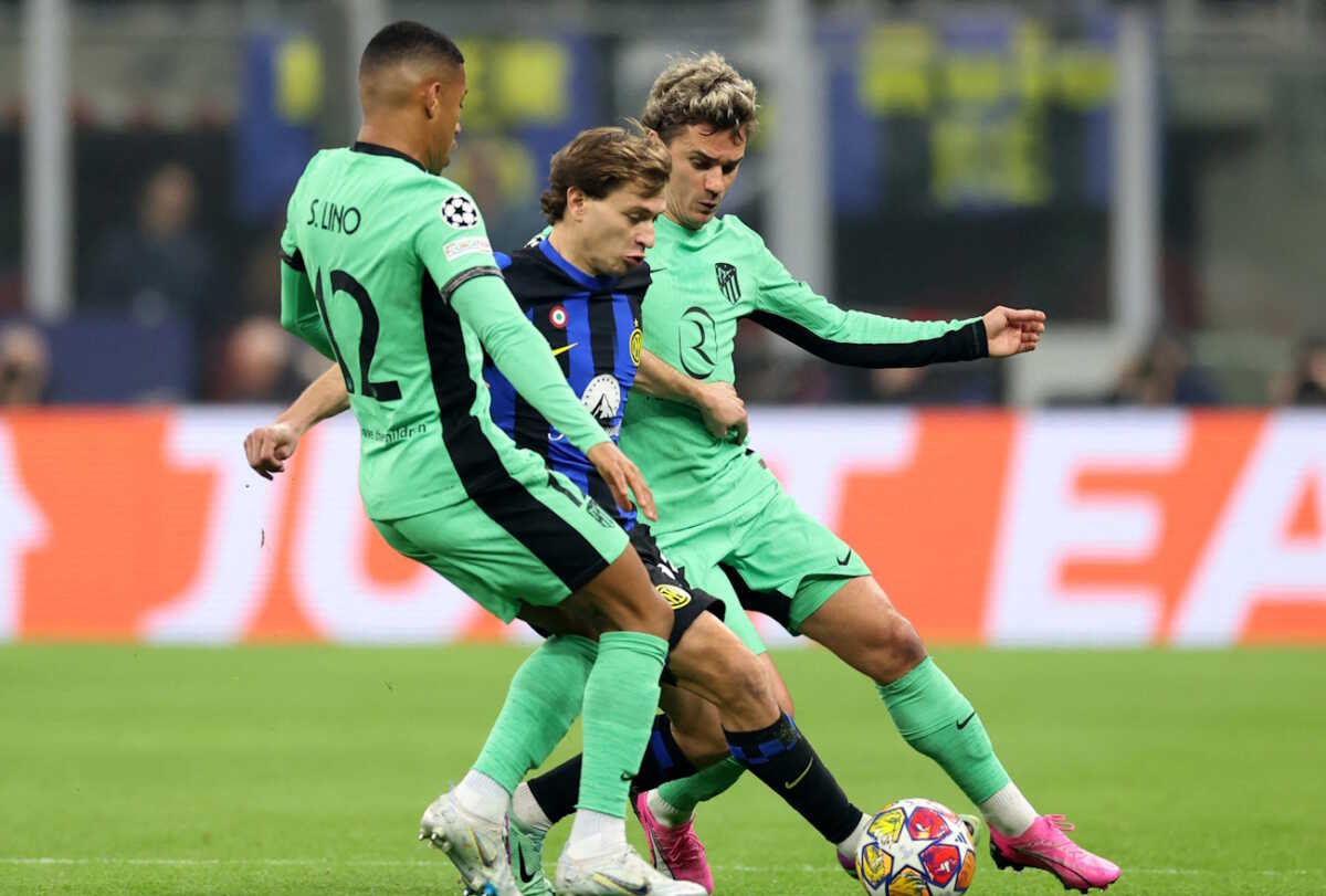 Soccer Football - Champions League - Round of 16 - First Leg - Inter Milan v Atletico Madrid - San Siro, Milan, Italy - February 20, 2024 Inter Milan's Nicolo Barella in action with Atletico Madrid's Antoine Griezmann and Samuel Lino REUTERS