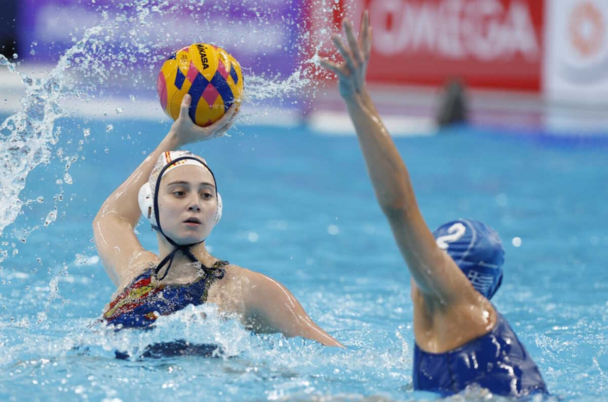 epa11157346 Elena Ruiz Barril (L)  of Spain  in action against Eleftheria Plevritou (R) of Greece during the women's Water Polo 3rd place match between Spain and Greece at the FINA World Aquatics Championships in Doha, Qatar, 16 February 2024.  EPA