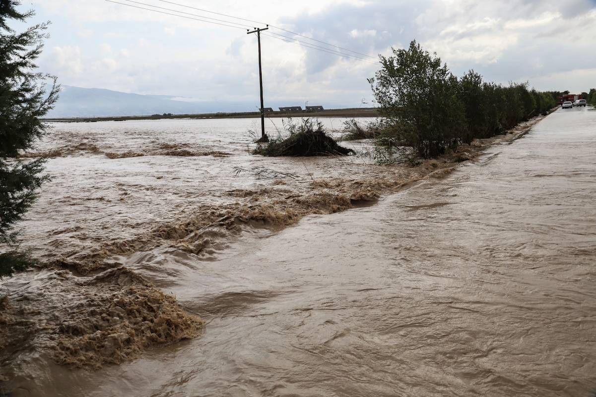 Πλημμύρες στο νομό Λάρισας από την κακοκαιρία "Elias", Πέμπτη 28 Σεπτεμβρίου 2023. Στιγμιότυπο από την παλαιά εθνική οδό Λάρισας - Βόλου. 
(ΛΕΩΝΙΔΑΣ ΤΖΕΚΑΣ