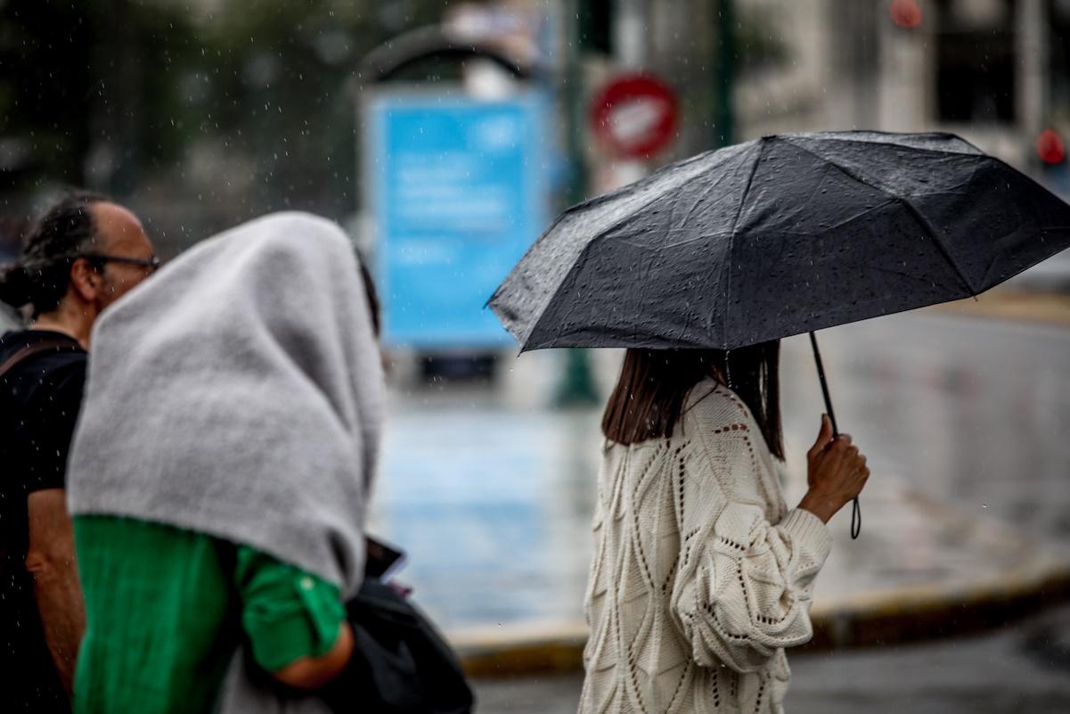 Καιρός σήμερα: Καταιγίδες κατά τόπους ισχυρές με ομίχλη και υγρασία – Αναλυτική πρόγνωση