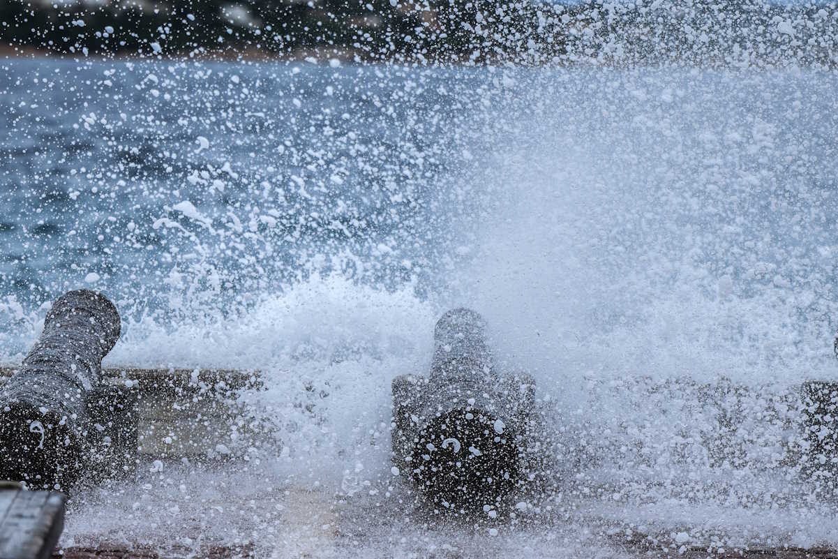 Κύματα στην θάλασσα στο λιμάνι των Σπετσών, Κυριακή 21 Ιανουαρίου 2024. 
(ΓΙΩΡΓΟΣ ΚΟΝΤΑΡΙΝΗΣ