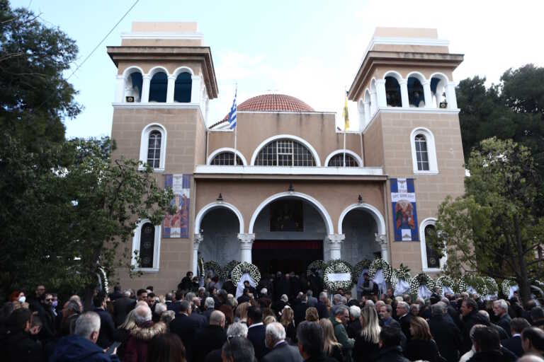 Συγκίνηση στην κηδεία του πρώην υπουργού και βουλευτή του ΠΑΣΟΚ Λεωνίδα Γρηγοράκου - Εικόνες από το τελευταίο αντίο