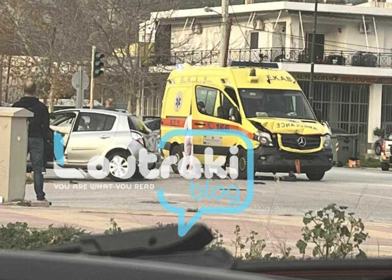 Σοκαριστικό τροχαίο στο Λουτράκι - Ασθενοφόρο συγκρούστηκε με αυτοκίνητο που σταμάτησε στο φανάρι