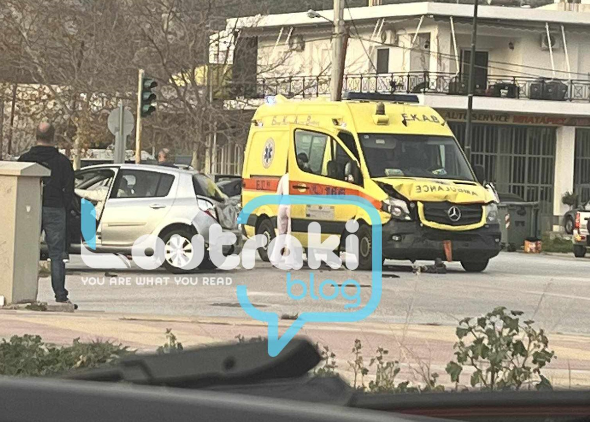 Τροχαίο στο Λουτράκι όταν ασθενοφόρο συγκρούστηκε με αυτοκίνητο που σταμάτησε στο φανάρι