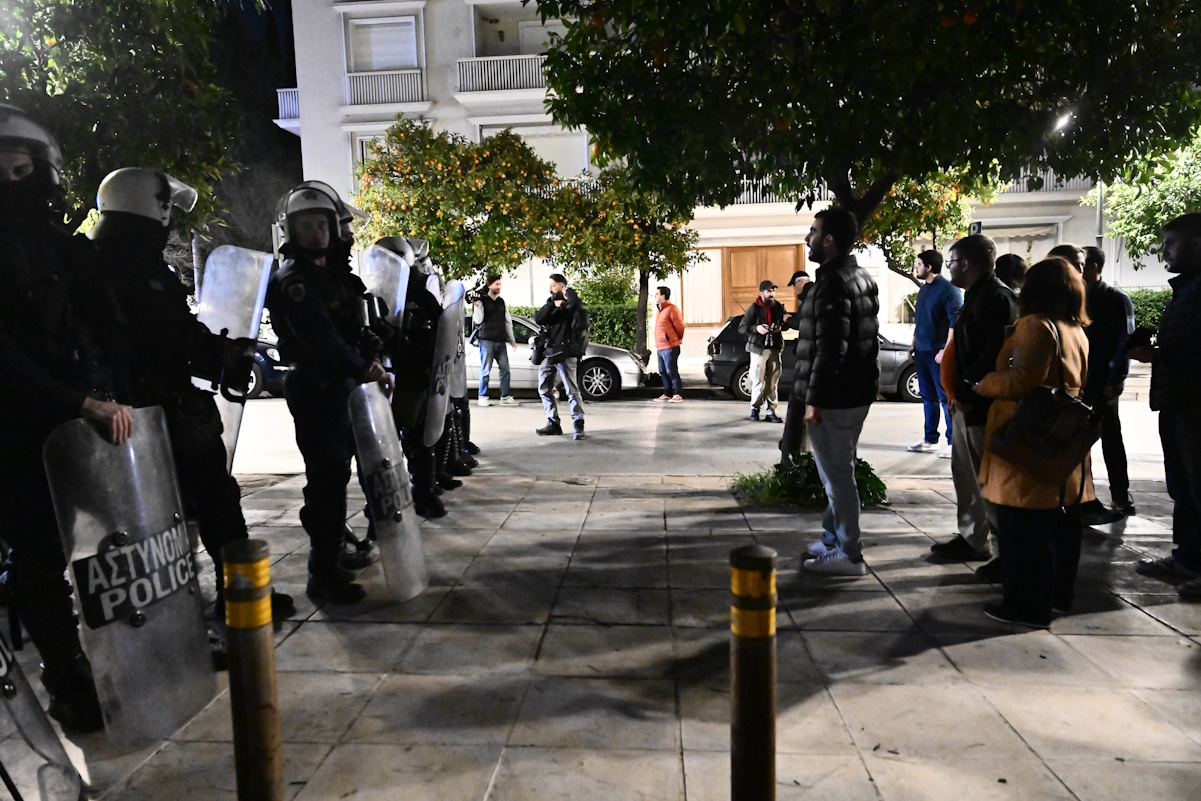 Ομάδα φοιτητών έφτασε έξω από το Μέγαρο Μαξίμου – Ένταση με την αστυνομία