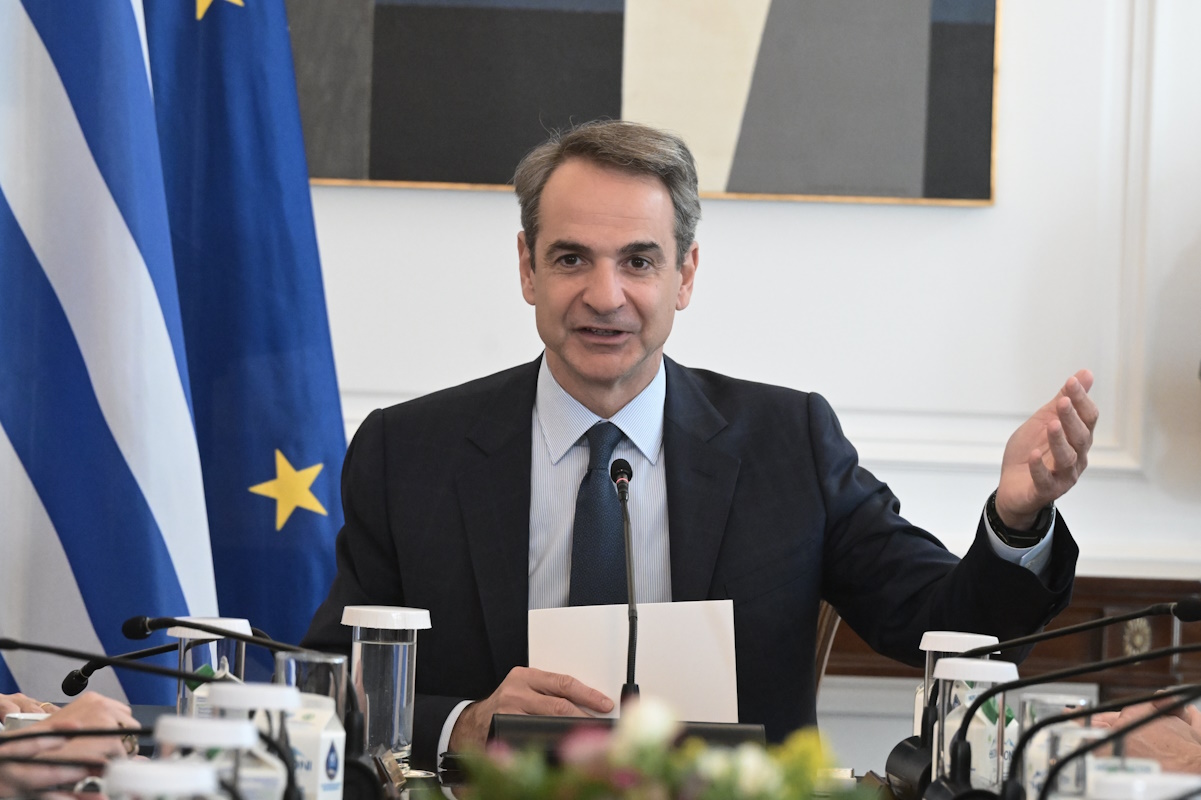 Συνεδρίαση του Υπουργικού Συμβουλίου στο Μέγαρο Μαξίμου υπό τον πρωθυπουργό Κυριάκο Μητσοτάκη, Τρίτη 9 Ιανουαρίου 2024. Στην ατζέντα της συνεδρίασης του υπουργικού συμβουλίου περιλαμβάνονταν δύο νομοσχέδια του υπουργείου Εθνικής Οικονομίας και Οικονομικών. Το ένα αφορά τη διαχείριση και τον έλεγχο του αιγιαλού και των παραλιών, ενώ το δεύτερο την ενσωμάτωση στο εθνικό δίκαιο της κοινοτικής οδηγίας, η οποία καθιερώνει ελάχιστο φορολογικό συντελεστή 15% στα κέρδη των πολυεθνικών εταιρειών. Επίσης συζητήθηκε  η πρόταση δημιουργίας της "Νέος ΟΣΕ ΑΕ" από τον υπουργό Υποδομών και Μεταφορών Χρήστο Σταϊκούρα. 
(ΤΑΤΙΑΝΑ ΜΠΟΛΑΡΗ