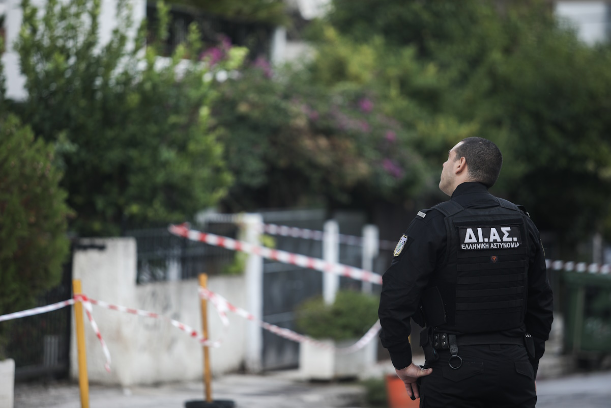 Κατέρρευσε μπαλκόνι πολυώροφης πολυκατοικίας στο Χαλάνδρι, το πρωΐ της Παρασκευής 15 Οκτωβρίου 2021. Το περιστατικό συνέβη στην οδό Κούρτεση και το κτήριο εκκενώθηκε, προκειμένου να εξεταστεί η στατικότητά του.
(ΣΩΤΗΡΗΣ ΔΗΜΗΤΡΟΠΟΥΛΟΣ