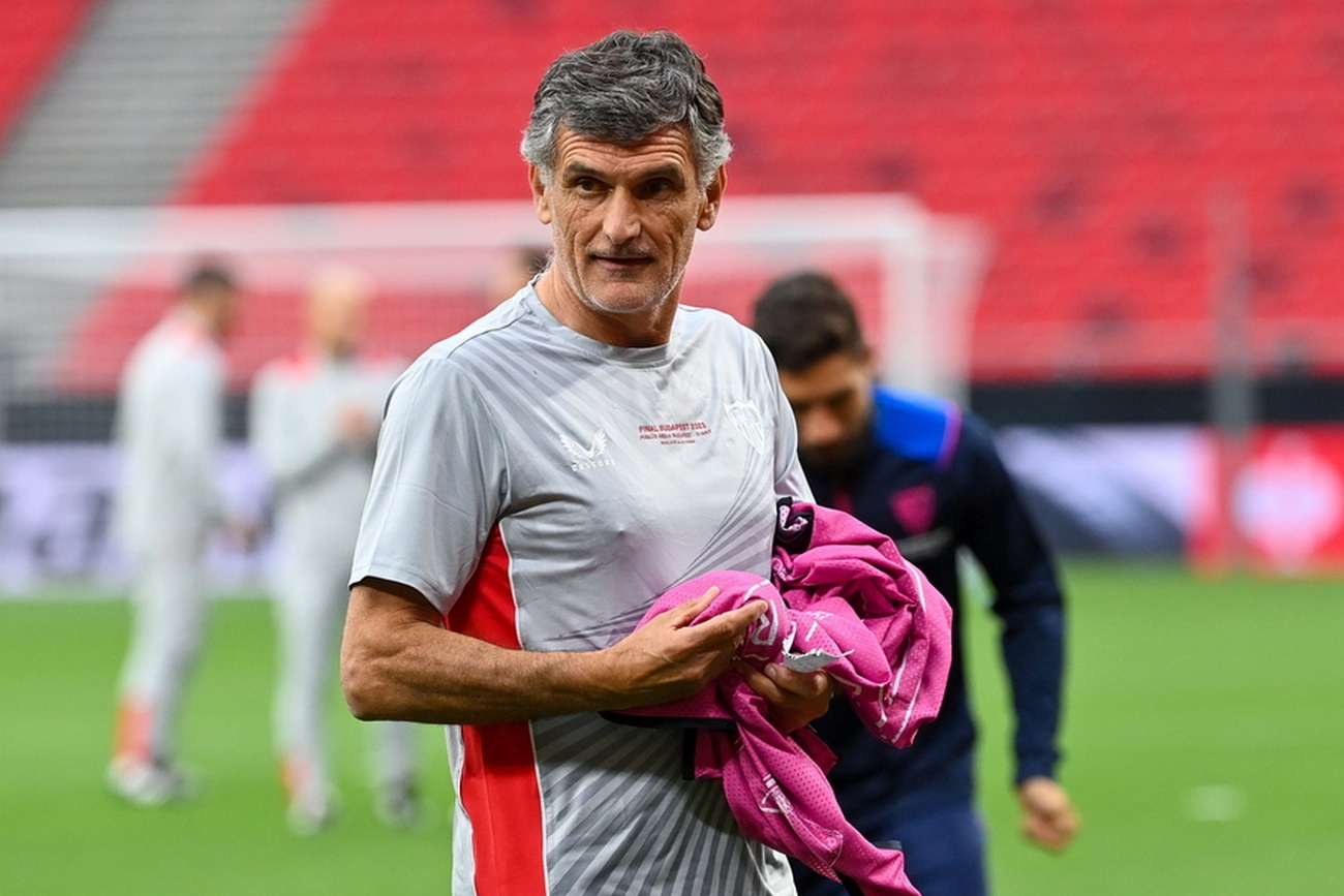 epa10663780 Head coach Jose Luis Mendilibar of Sevilla leads a training session in Budapest, Hungary, 30 May 2023. Sevilla will face AS Roma in UEFA Europa League final on 31 May 2023.  EPA