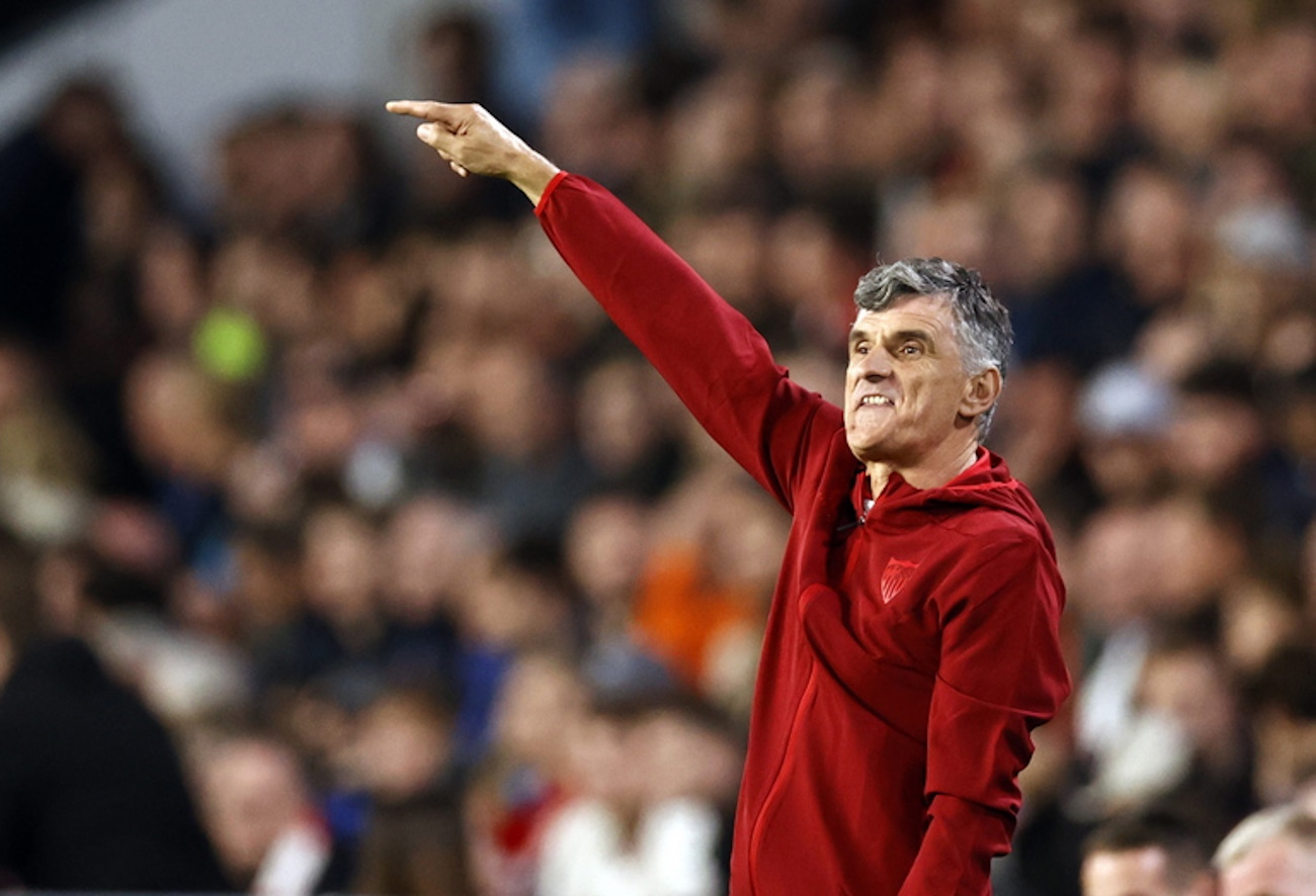 epa10898233 Sevilla FC coach Jose Luis Mendilibar during the UEFA Champions League Group B match between PSV Eindhoven and Sevilla FC at the Phillips stadium in Eindhoven, Netherlands, 03 October 2023.  EPA