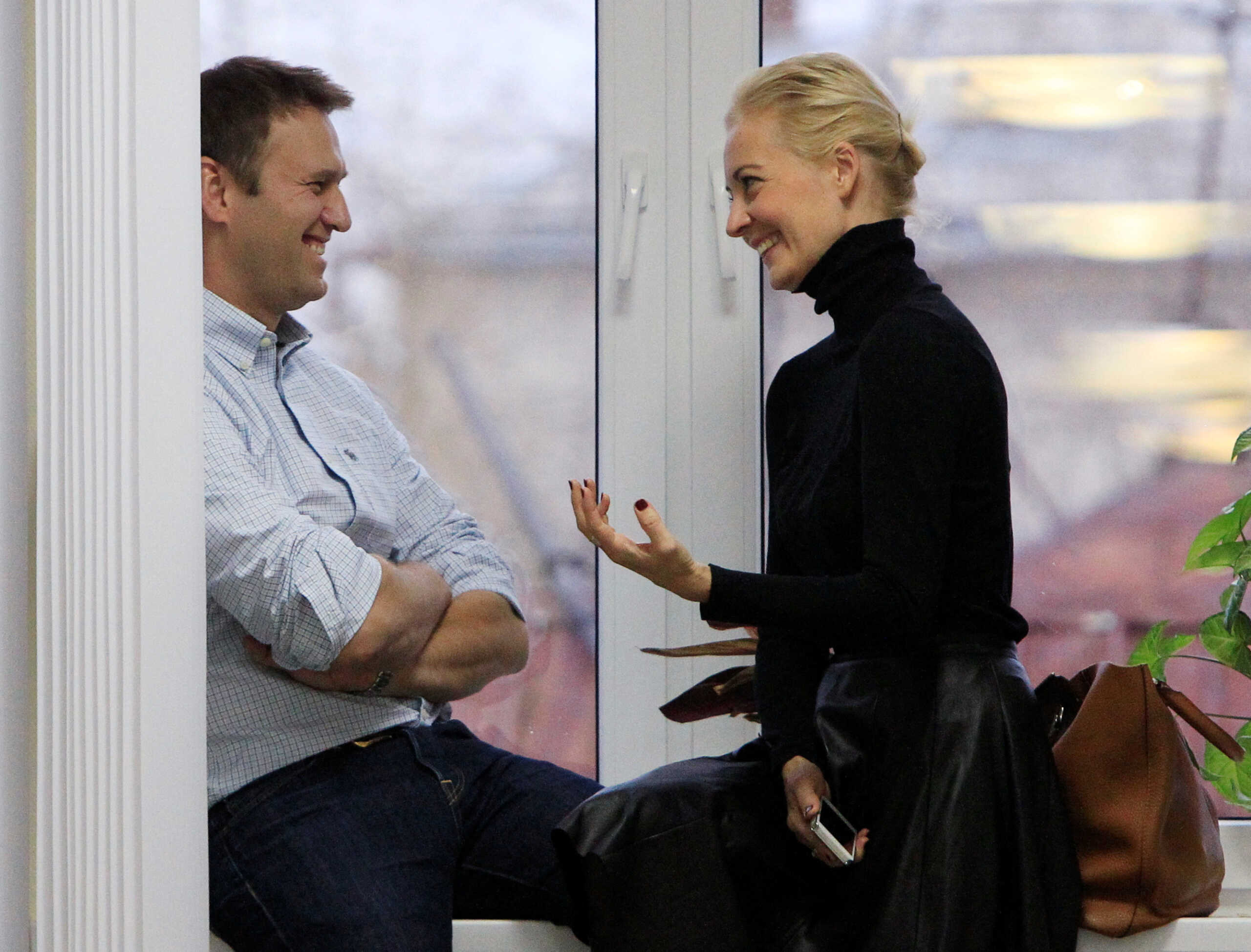 FILE PHOTO: Russian opposition leader Alexei Navalny (L) speaks with his wife Yulia during a break in a court session in Kirov, October 16, 2013. REUTERS