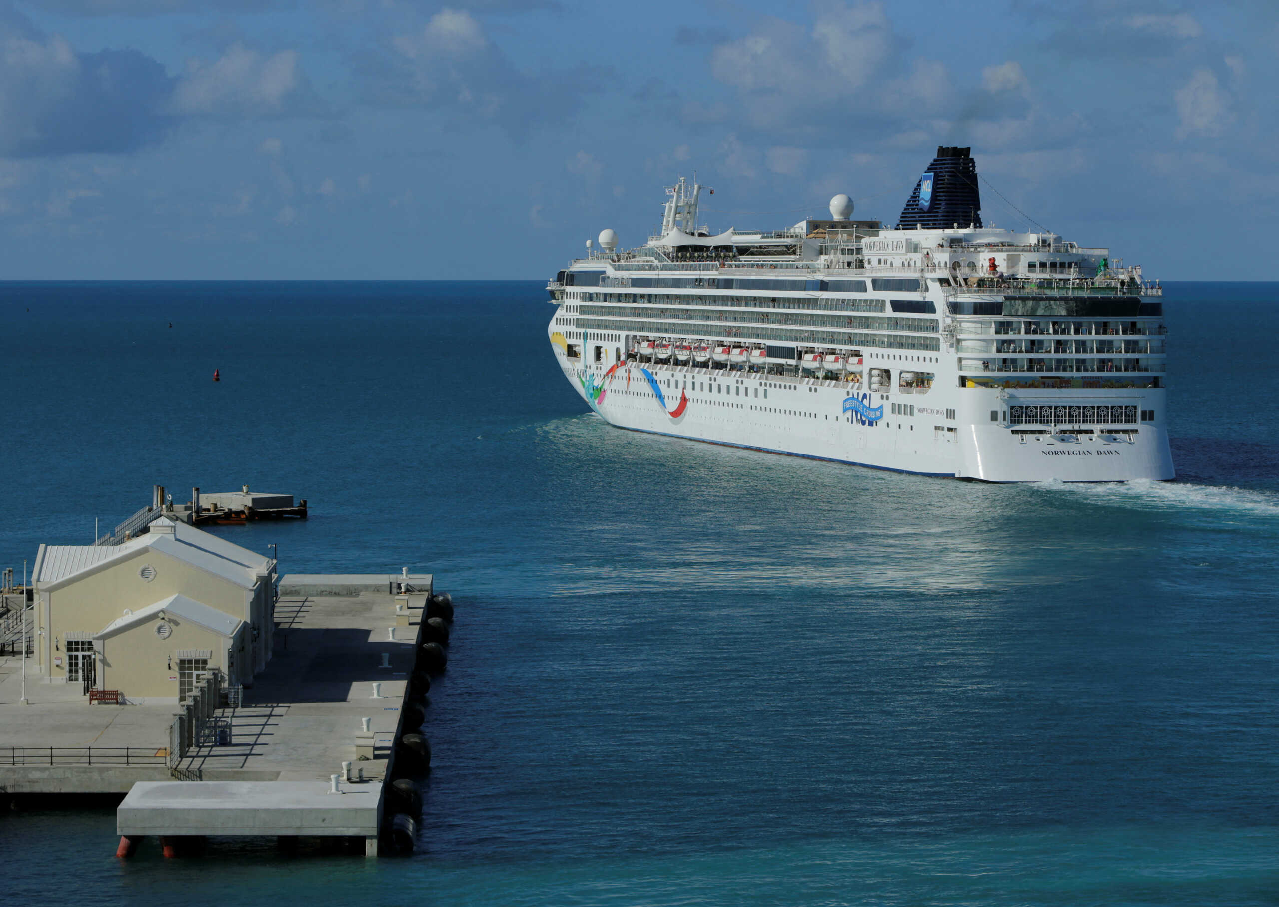 FILE PHOTO: The cruise ship of the Norwegian Cruise Line 'Norwegian Dawn" departs the Royal Naval Dockyard July 16, 2013 near the port of Hamilton, Bermuda.  REUTERS
