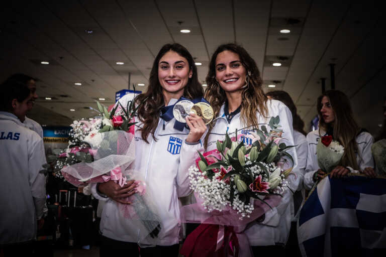 Η Ευαγγελία Πλατανιώτη επέστρεψε στην Ελλάδα με τα μετάλλια της από το παγκόσμιο της Ντόχα – Η έκπληξη στην Μαλκογεώργου