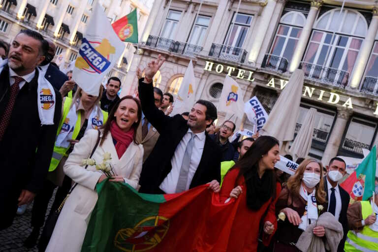 Ποιο είναι το ακροδεξιό κόμμα «Αρκετά» που καλπάζει στην Πορτογαλία λίγο πριν τις πρόωρες εκλογές