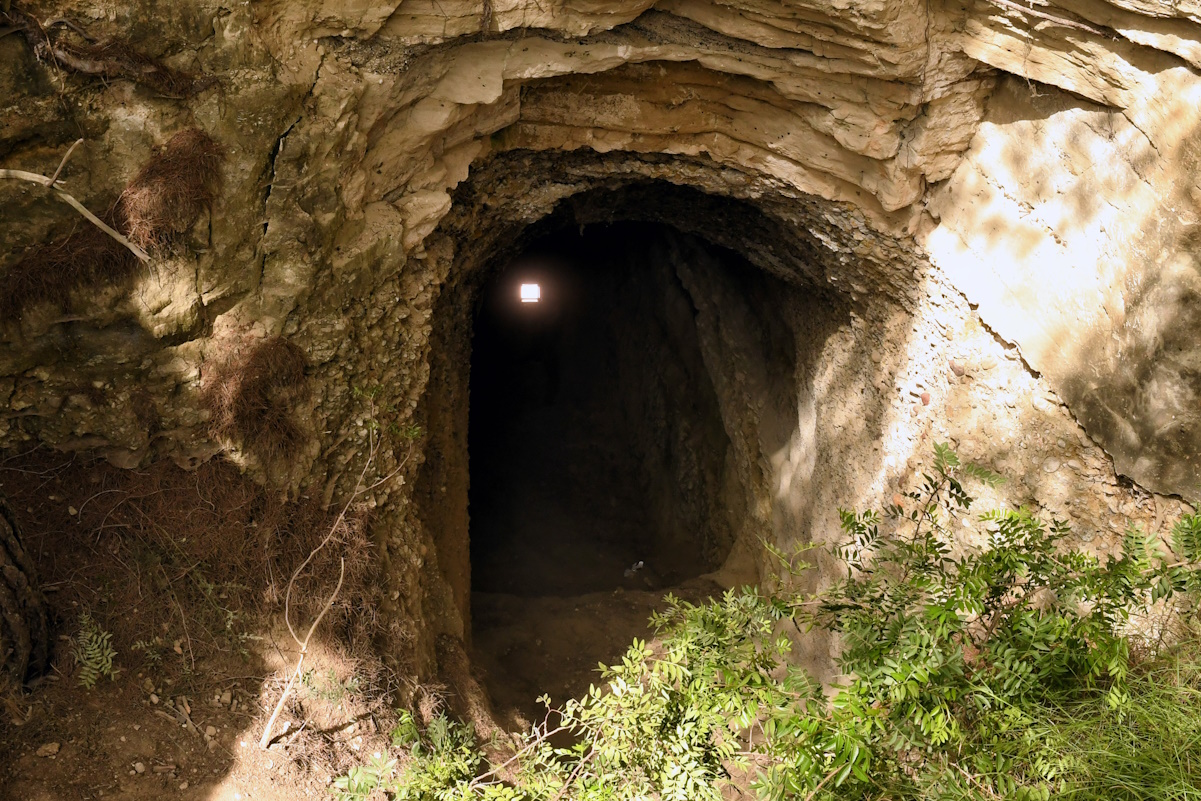 Κόρινθος: «Άνθρωποι των σπηλαίων» με τόξα και βέλη ζουν σε λαγούμι 30 μέτρων – Επιχείρηση της αστυνομίας