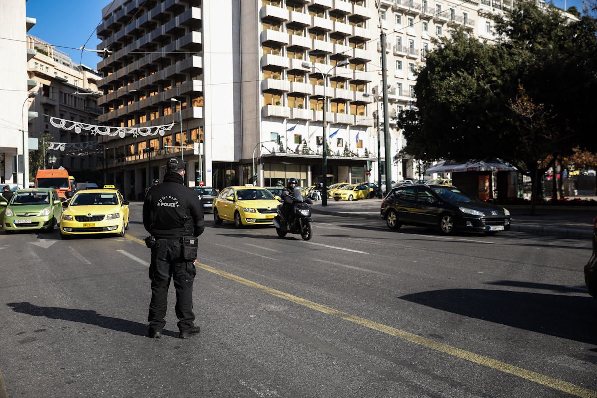 Κίνηση στο κέντρο της Αθήνας την Πέμπτη 24 Δεκεμβρίου 2020.
(EUROKINISSI