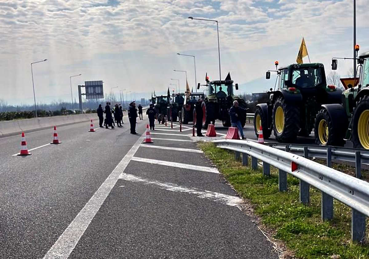 Η πορεία των τρακτέρ για την Αθήνα συνοδεία αστυνομικών – Οι πρώτες εικόνες