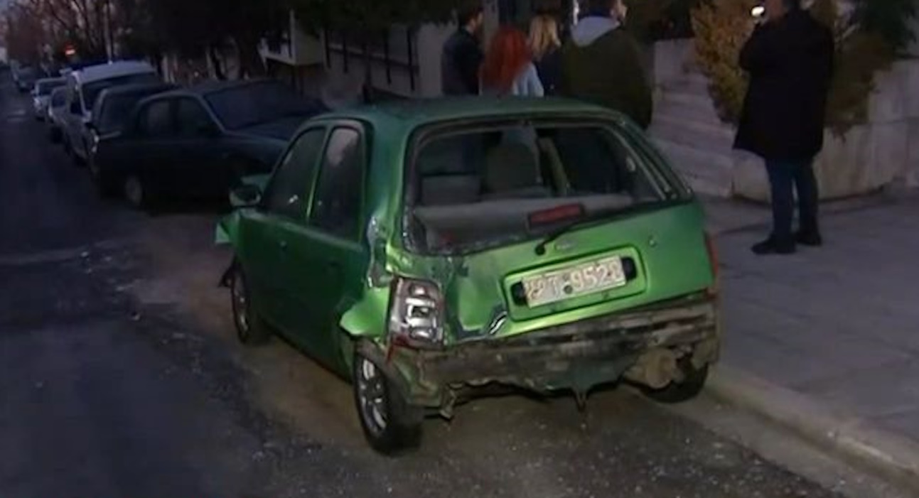 Θεσσαλονίκη: Λεωφορείο του ΟΑΣΘ πήρε «παραμάζωμα» παρκαρισμένα αυτοκίνητα