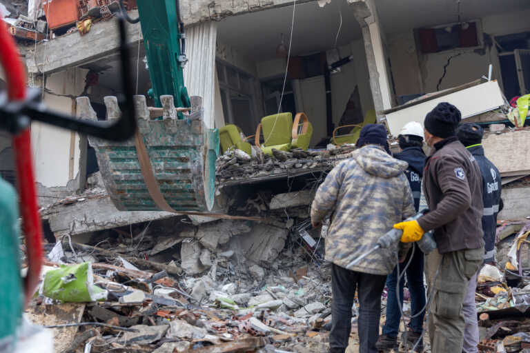 Ένα χρόνο μετά το σεισμό των 7,8 ρίχτερ στην Τουρκία ο Ευθύμης Λέκκας θυμάται