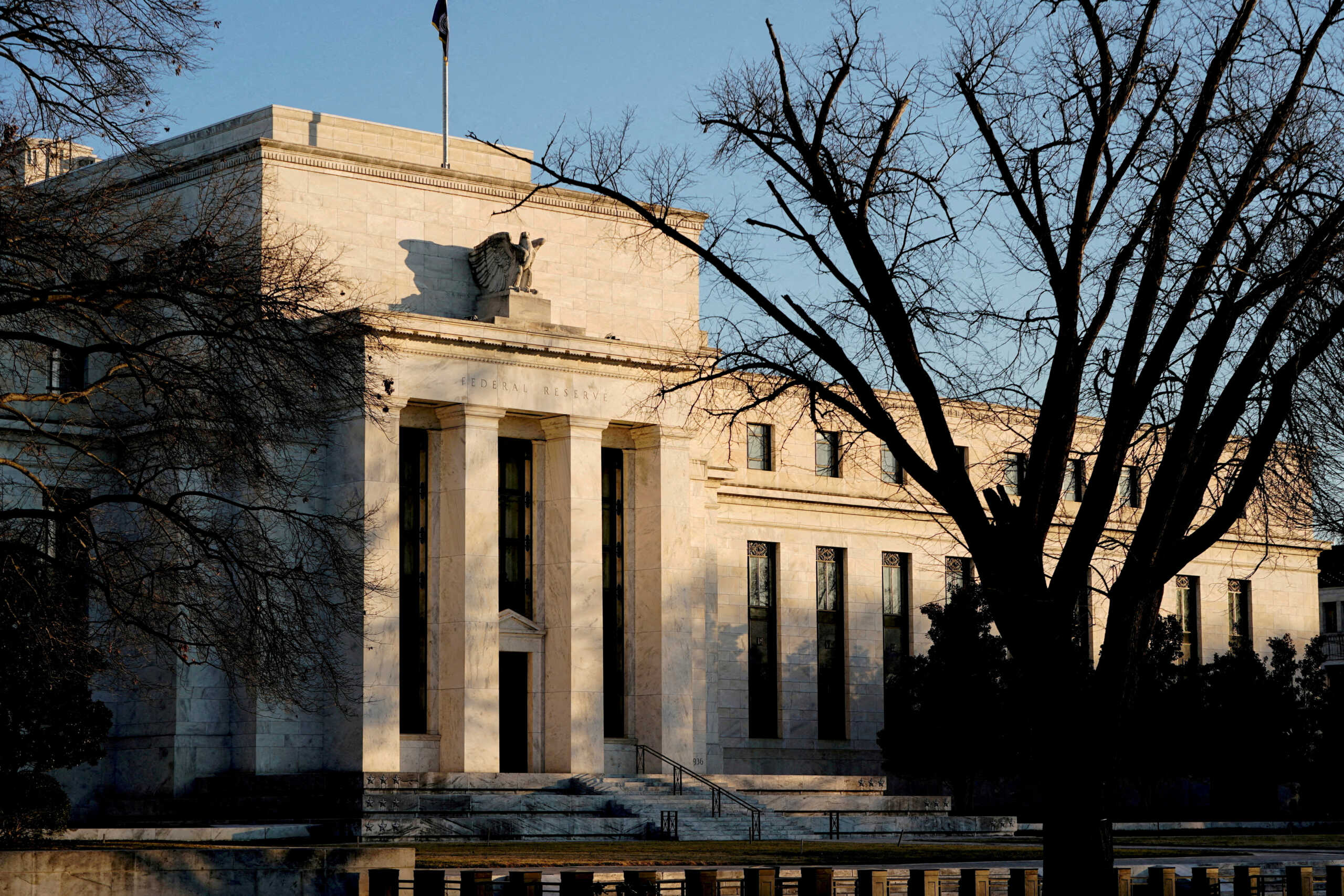 HΠΑ: Ο επικεφαλής της Fed επαναβεβαιώνει τη συγκρατημένη στάση για πιθανές μειώσεις επιτοκίων