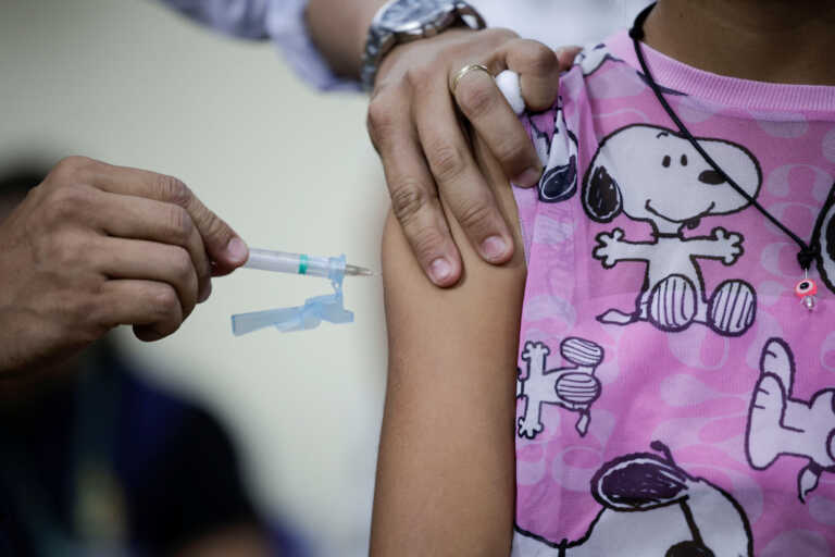 Οι Βρετανοί επιστρατεύουν παιδιά για να αυξηθούν τα ποσοστά εμβολιασμού