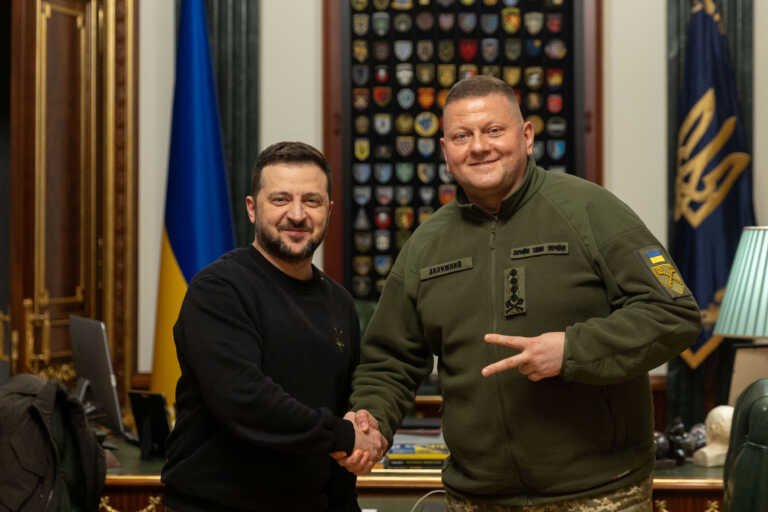 «Ήρωα της Ουκρανίας» χαρακτηρίζει ο Ζελένσκι τον πρώην αρχηγό των ενόπλων δυνάμεων