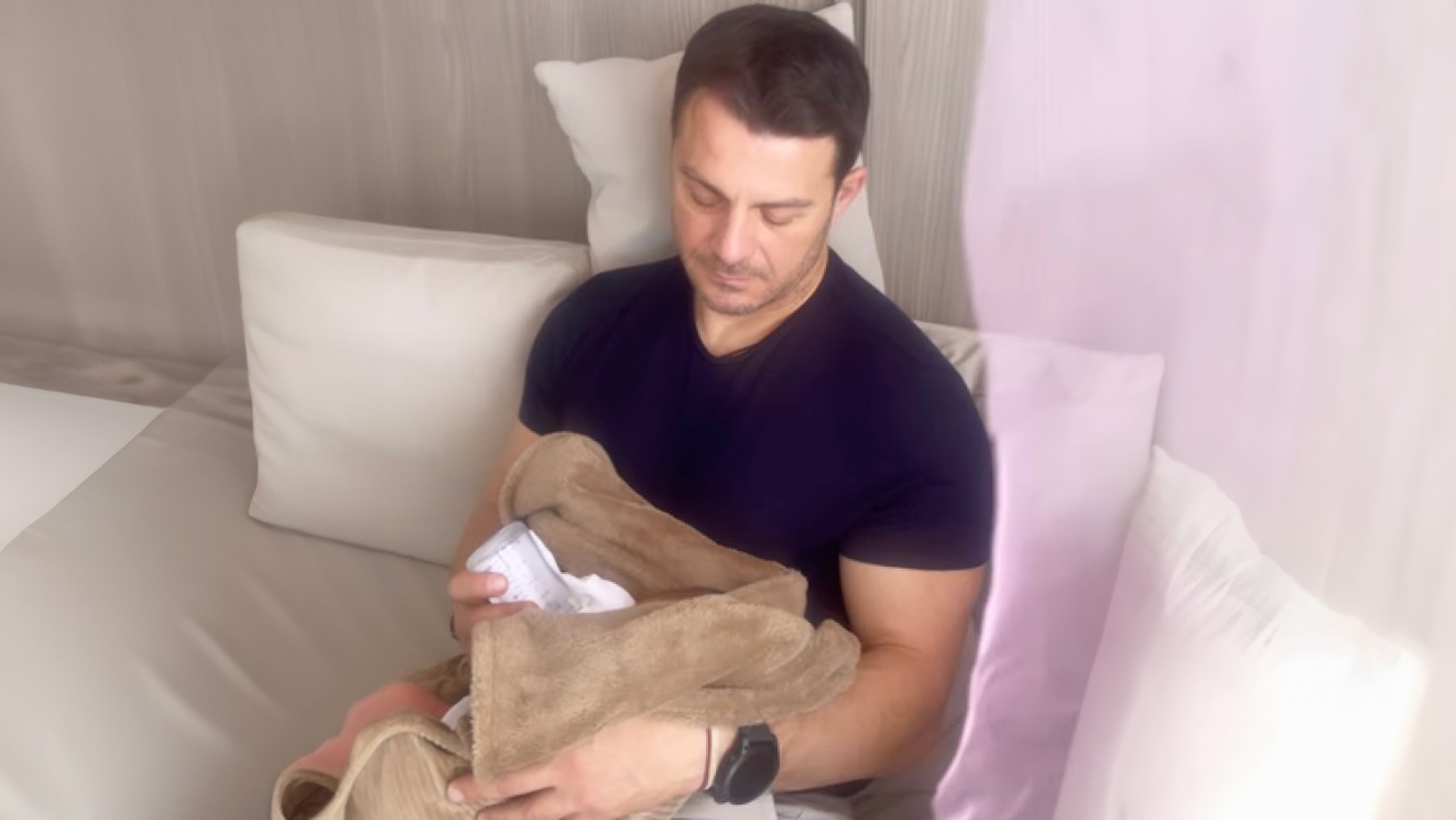 Ο Γιώργος Αγγελόπουλος αγκαλιά με τη νεογέννητη κόρη του