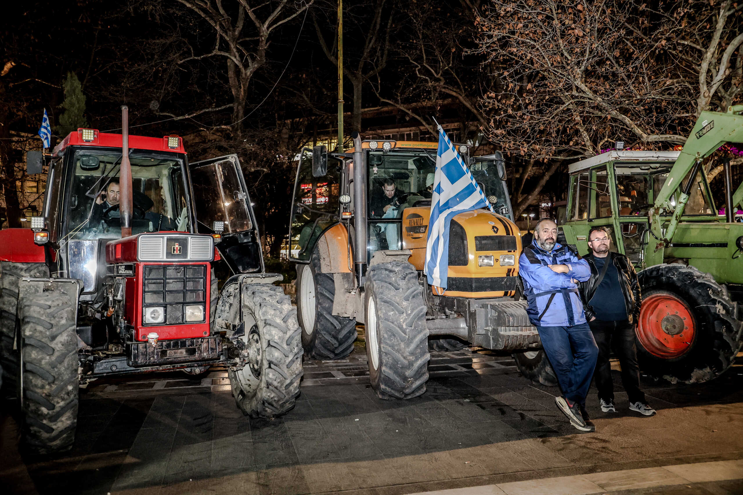 Αγρότες περίμεναν τη Νίκη Κεραμέως πάνω στα τρακτέρ για να της δώσουν υπόμνημα με τα αιτήματά τους στα Γρεβενά