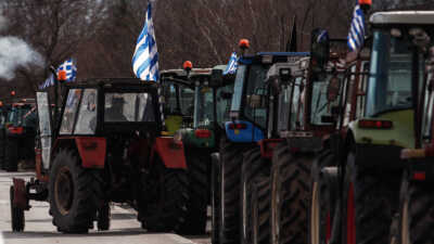 Αγροτικές κινητοποιήσεις: Αγρότες κλείνουν την εθνική οδό Αθηνών – Λαμίας με δύο μπλόκα