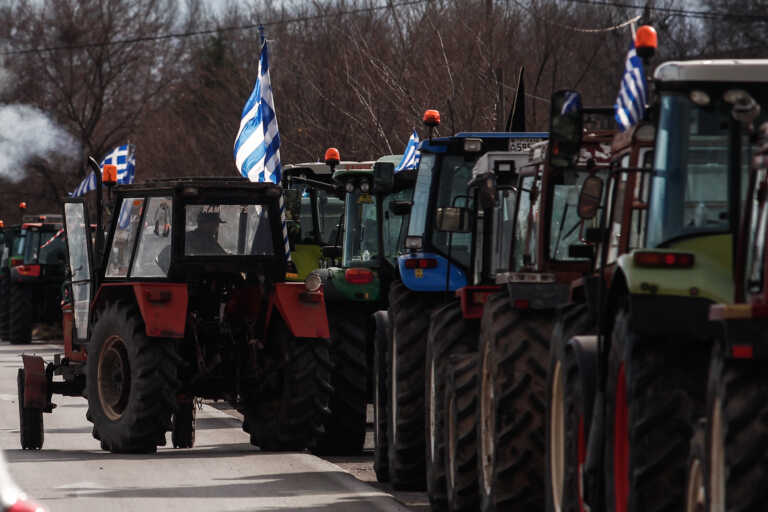Αγρότες κλείνουν την εθνική οδό Αθηνών - Λαμίας με δύο μπλόκα στο ύψος της Ανθήλης και της Αταλάντης