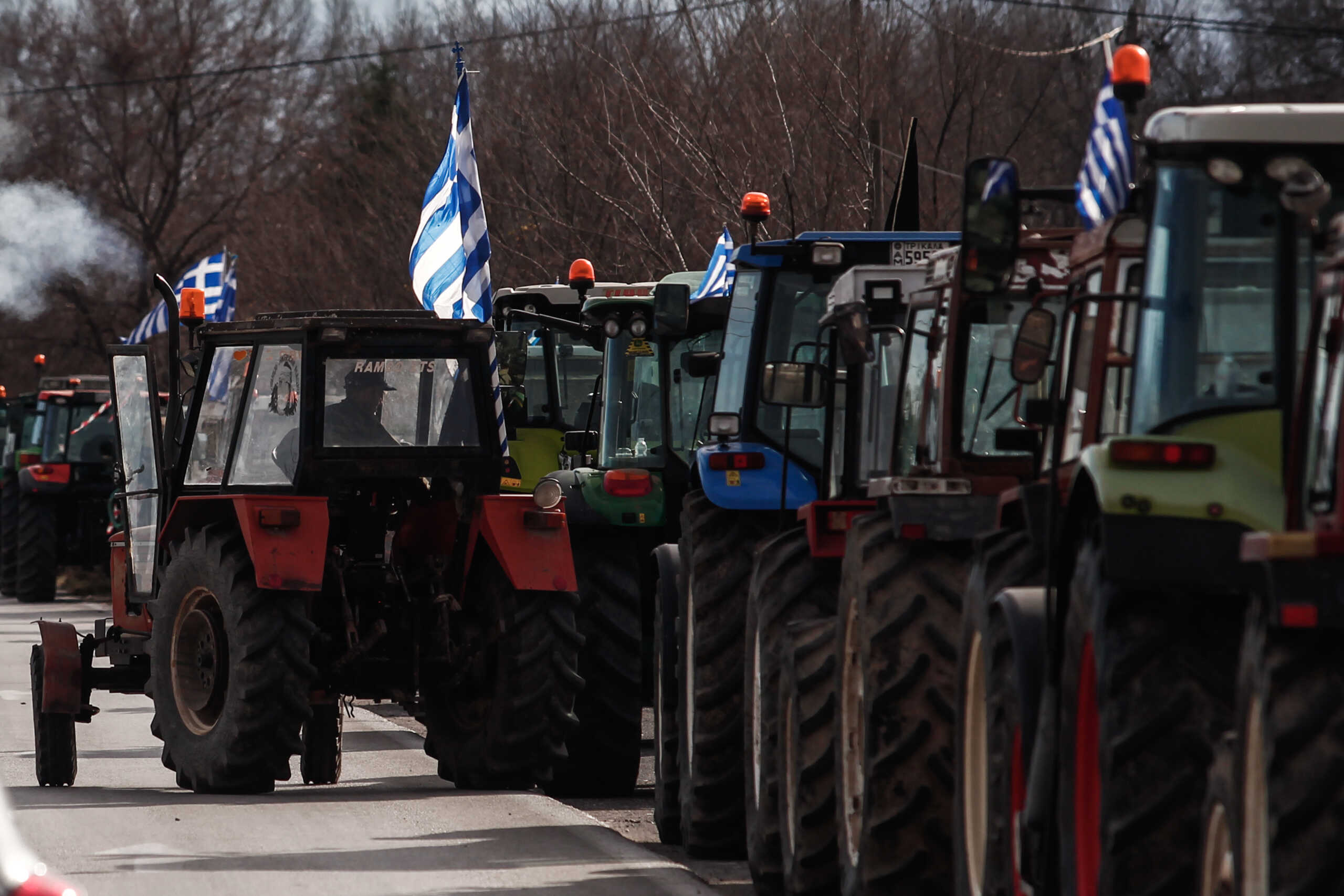 Αλεξανδρούπολη: Ένταση με αγρότες που εισέβαλαν στο αεροδρόμιο – Θέλουν συνάντηση με τον Αυγενάκη