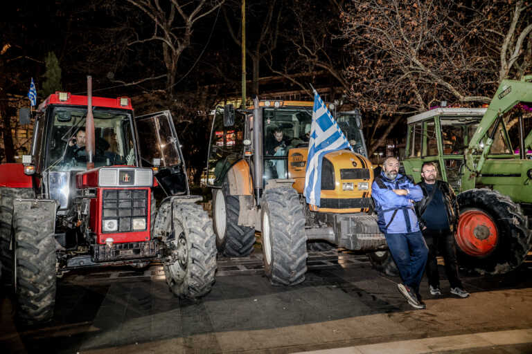 Αγρότες απέκλεισαν την Εγνατία Οδό σε Χαλκιδική και Ημαθία - Όλα έτοιμα για την κάθοδο στην Αθήνα