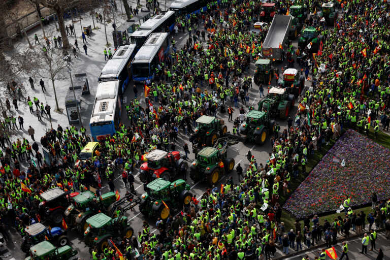 Χιλιάδες αγρότες κατέκλυσαν με τρακτέρ το κέντρο της Μαδρίτης