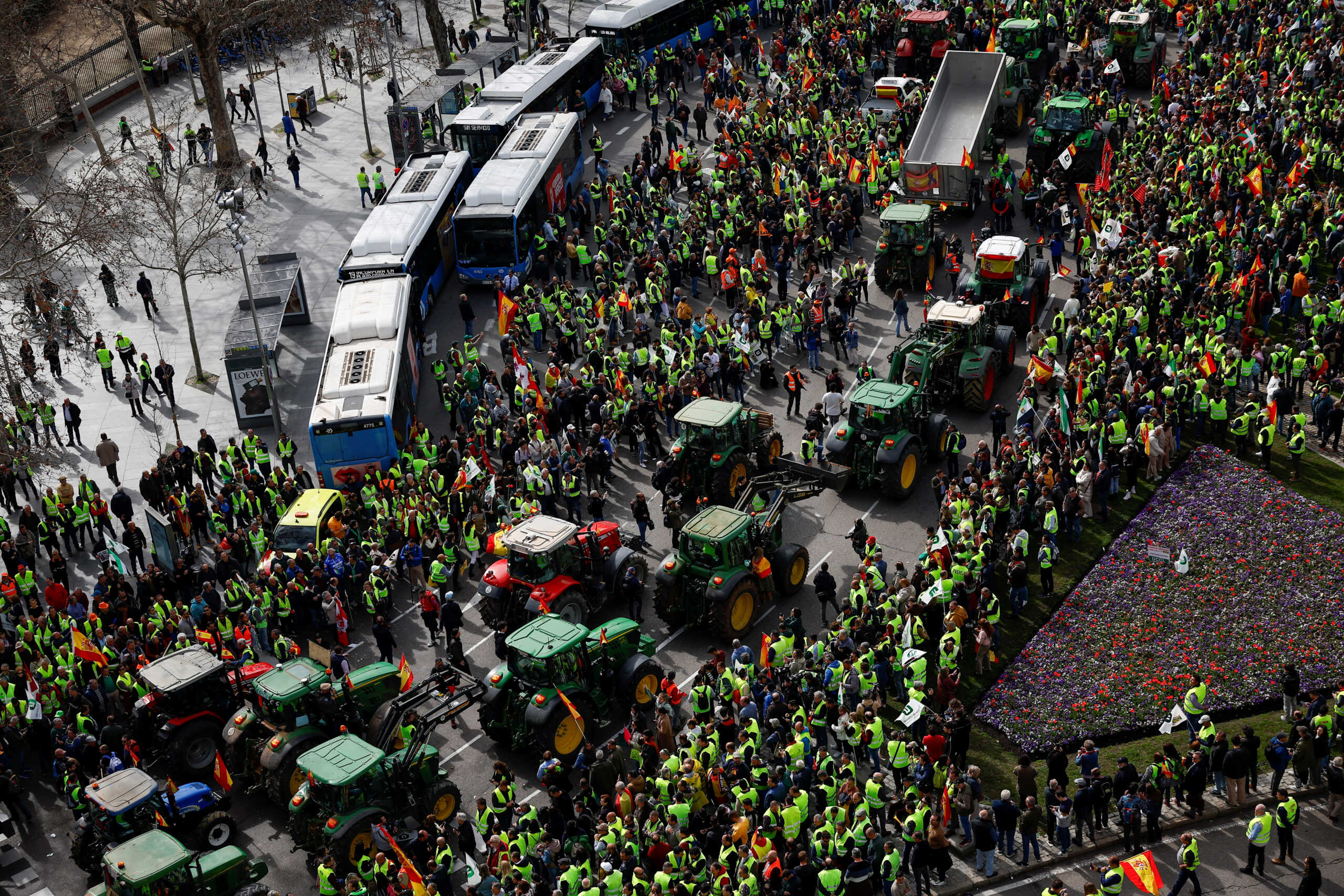 Μαδρίτη: Χιλιάδες αγρότες κατέκλυσαν με τρακτέρ το κέντρο της πόλης