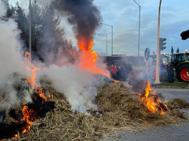 Νέα μπλόκα αγροτών σε Πλατύκαμπο, Στεφανοβίκειο και Βοιωτία - Φωτιές σε μπάλες από άχυρο και παλέτες