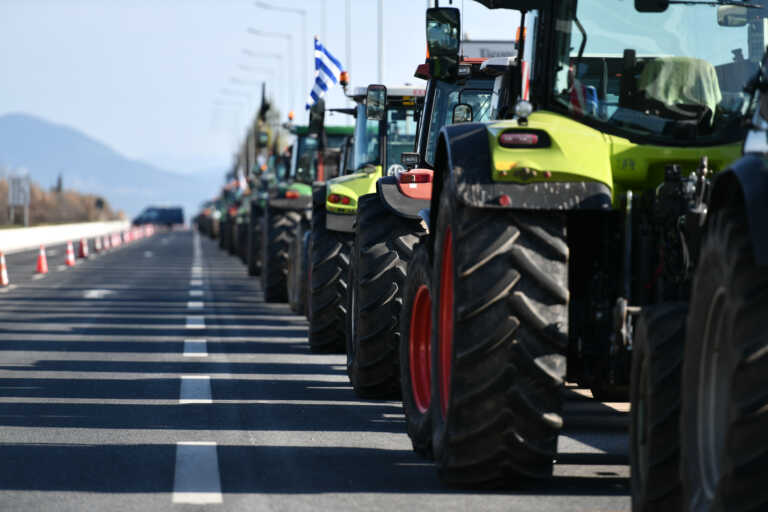 Αγρότες έκλεισαν και τα δύο ρεύματα της εθνικής οδού Θεσσαλονίκης – Νέων Μουδανιών με τρακτέρ και φορτηγά