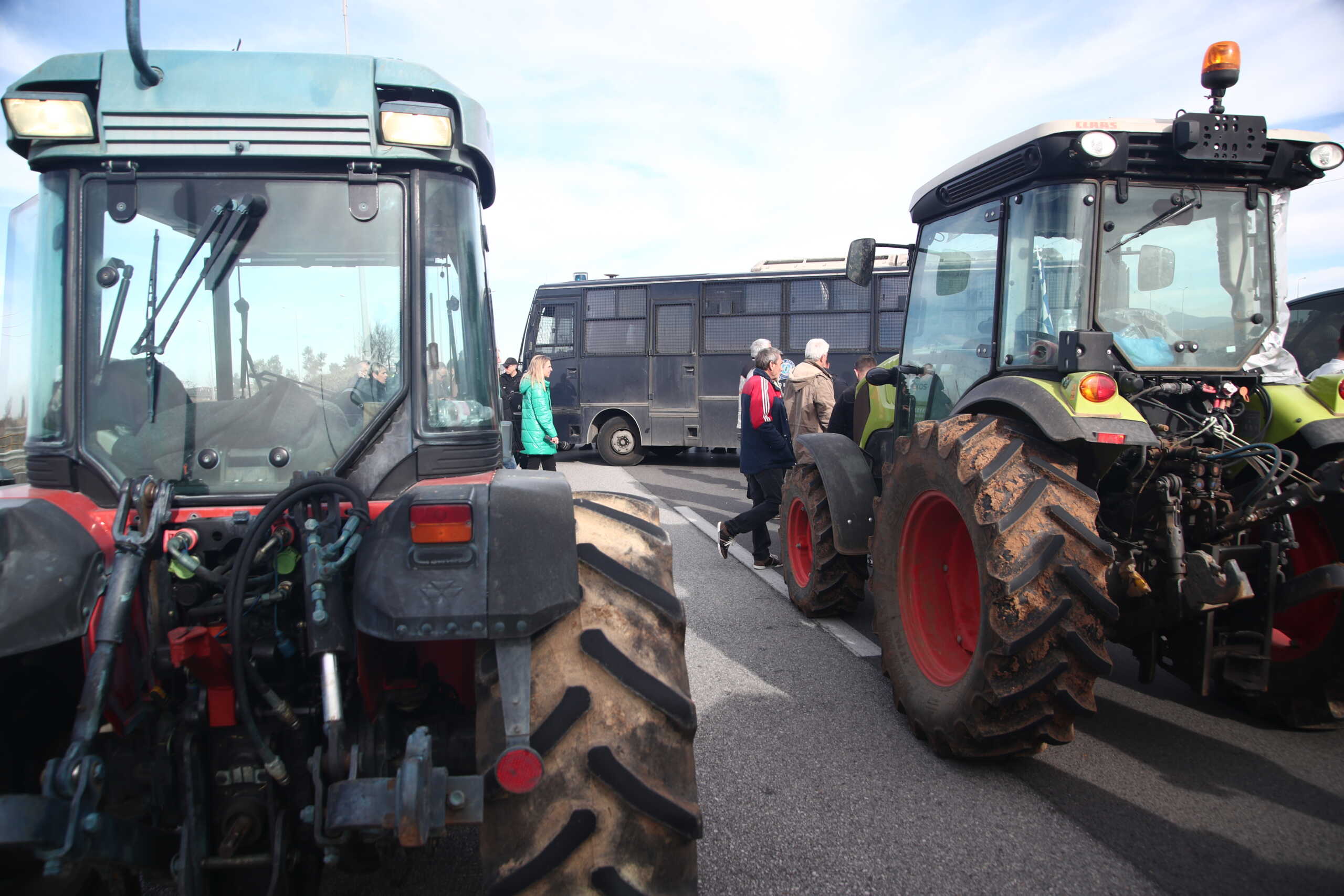 Δεν υποχωρούν οι αγρότες, κλιμακώνουν μπλόκα και κινητοποιήσεις – Ετοιμάζεται η κάθοδος στην Αθήνα