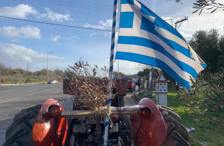 Αγρότες στην Αλεξανδρούπολη βγήκαν στους δρόμους με κλαδιά από ελαιόδεντρα που έχουν καεί