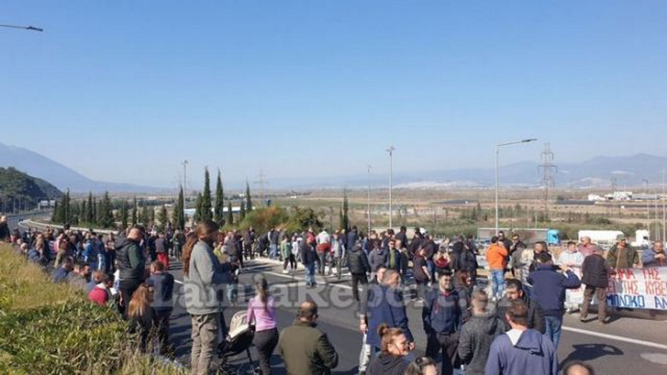 Αγρότες «έκοψαν» την Ελλάδα στα δύο με μπλόκο στην εθνική οδό Αθηνών – Λαμίας στο ύψος του Μπράλου