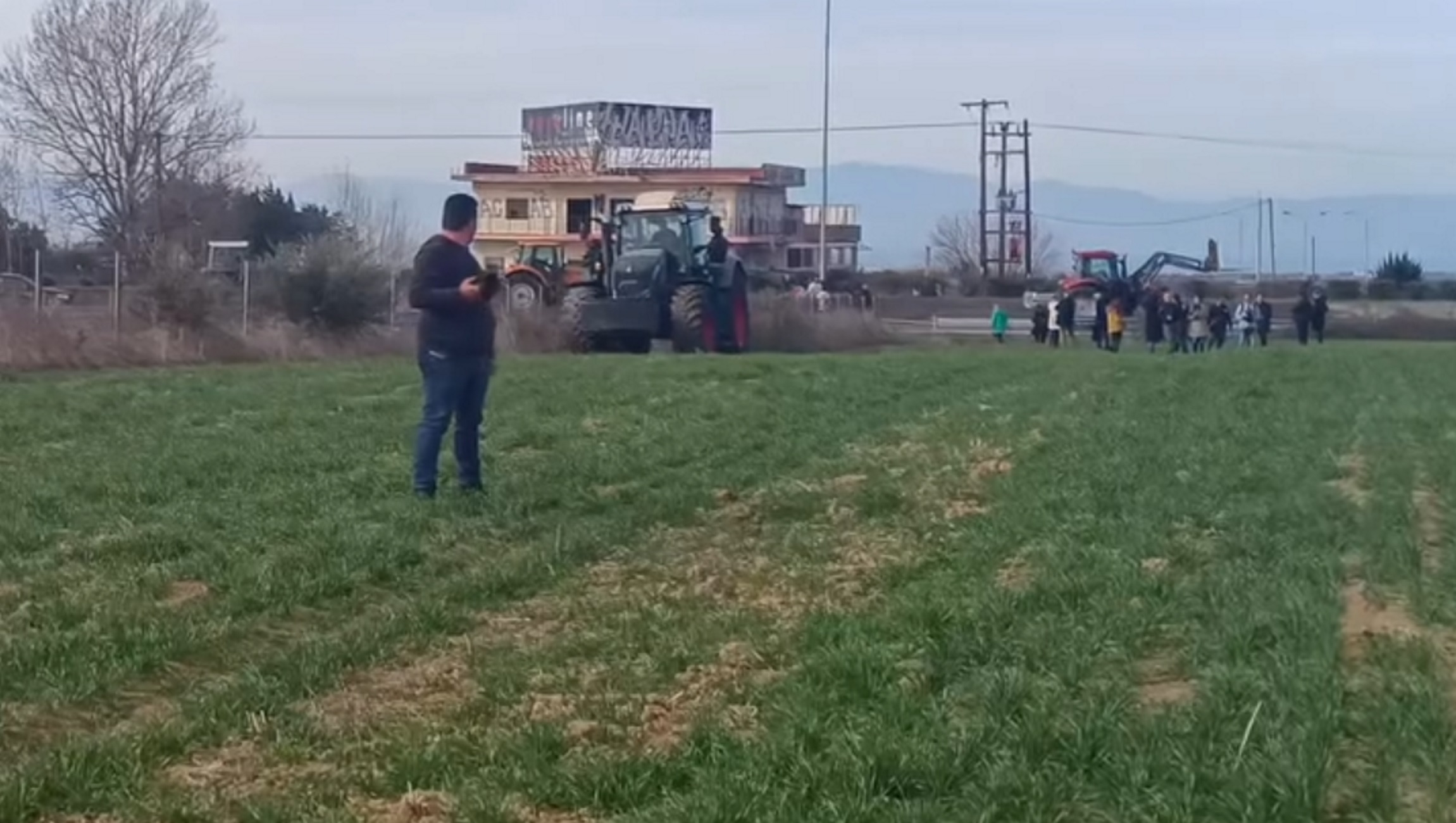 Αγρότες διασχίζουν χωράφια για να μπουν στη Θεσσαλονίκη μετά το μπλόκο της αστυνομίας